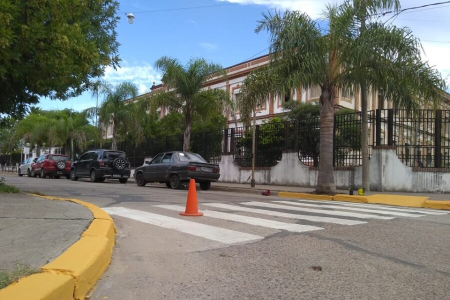 Continúa el trabajo de señalización en el sector de escuelas