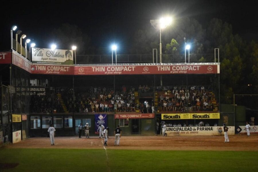 Jugaban una final de softbol sin habilitación y con público