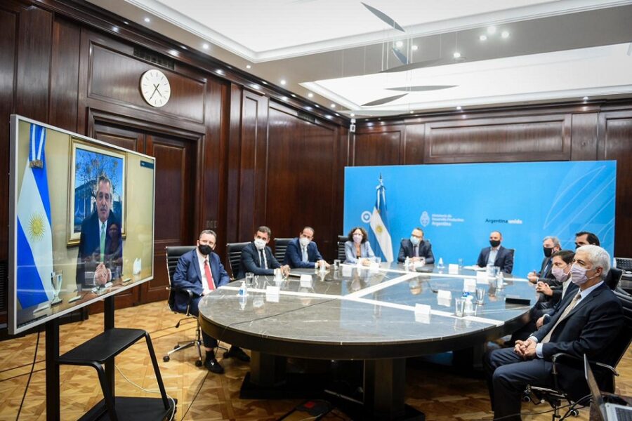 El Presidente firmó el decreto que flexibiliza el cepo al dólar