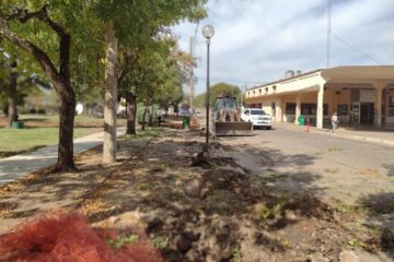 Avanzan las obras de agua y alumbrado por la Plaza Ramírez