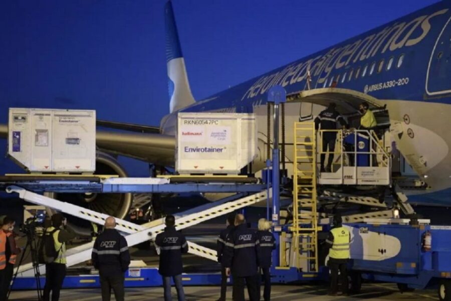 Arribó el primero de tres vuelos con dosis de Sinopharm