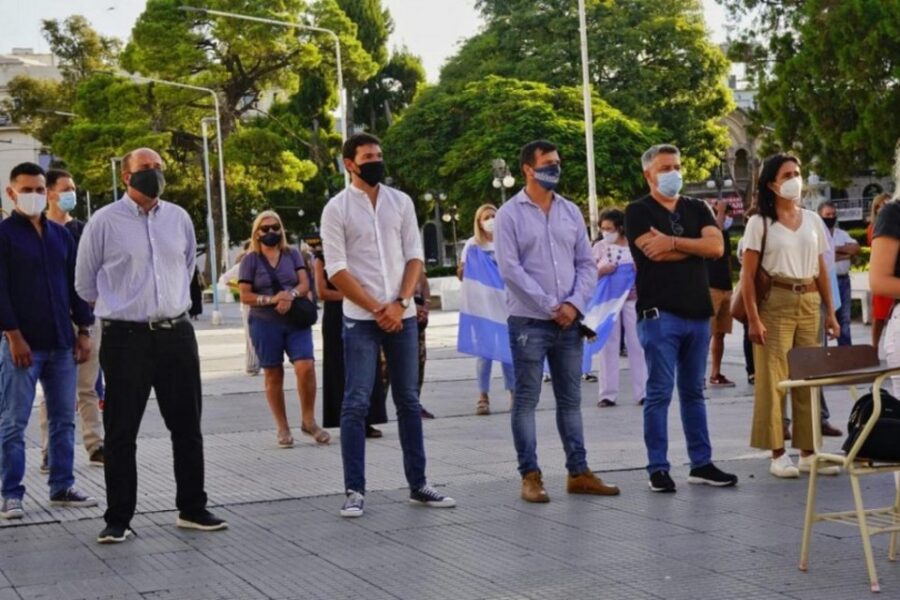 Proponen eximir impuestos y reducir sueldos políticos