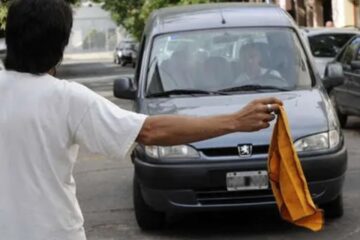 Quieren prohibir los cuidacoches y limpiavidrios