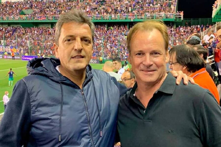 Bordet festejó el ascenso de Tigre abrazado a Sergio Massa