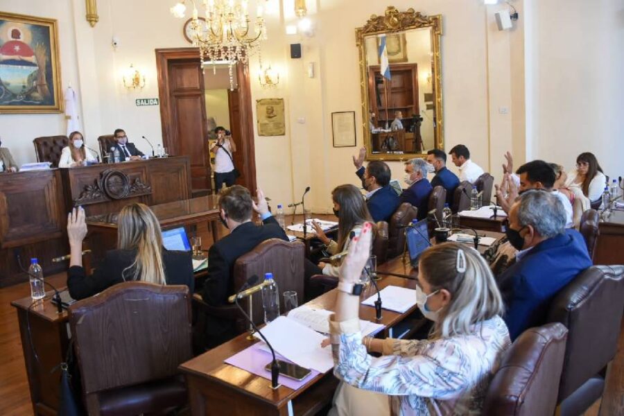 Se aprobó con fuertes cruces