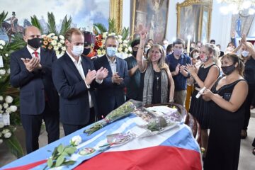 Multitudinaria despedida a Busti