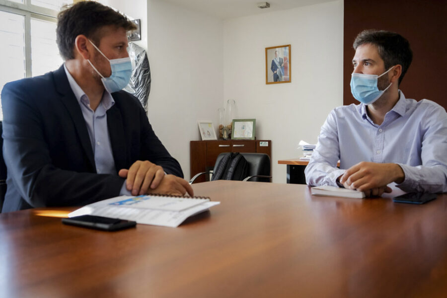 Transporte, becas y conectividad