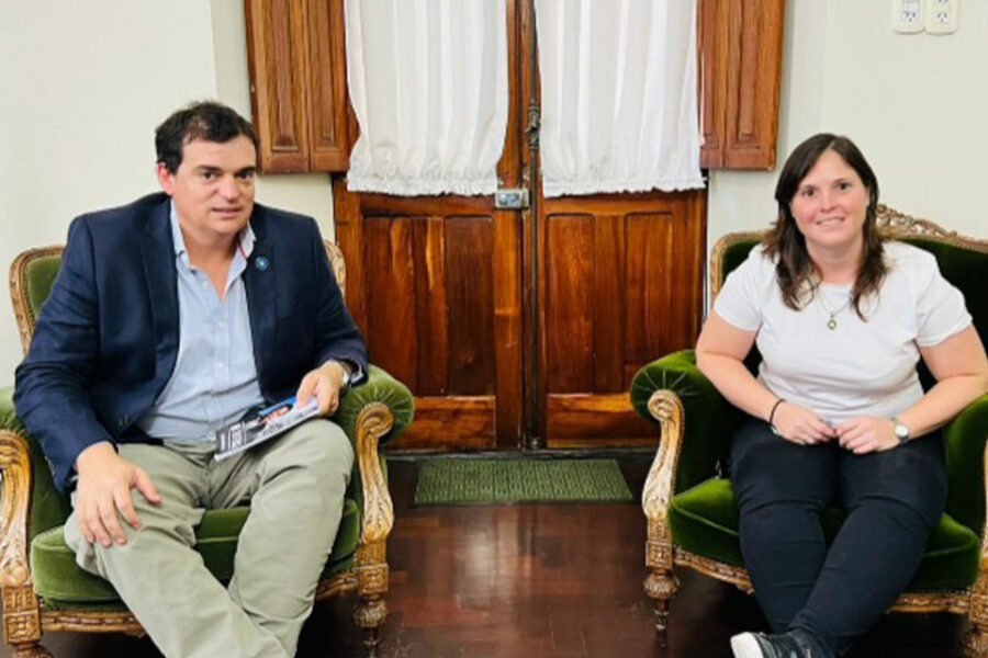 Antes de que puedan echarla pide fortalecer el partido