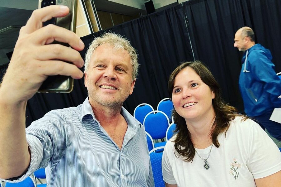 Mientras evalúan echarla, otros la suman a la campaña