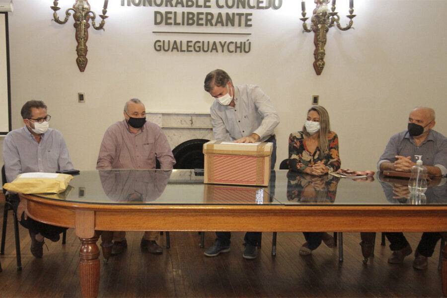 Contradice a Bordet pero igual recibe obras