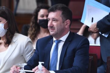 Kueider enfrente de Cristina