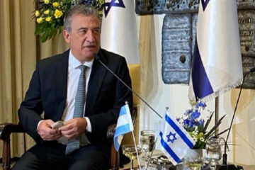 Tras la condena, Urribarri renunció a su cargo como embajador de Israel
