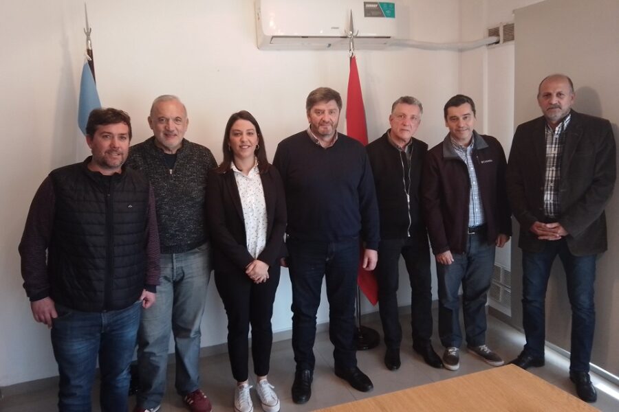 Acosta también busca sumar su pata socialista