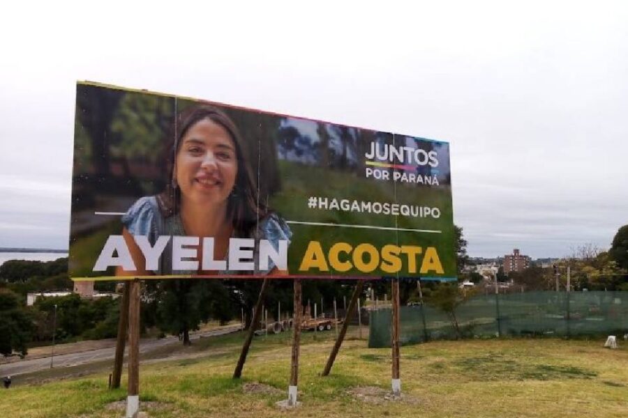 En plena polémica por la barranca, diputada pone un cartel sin permiso