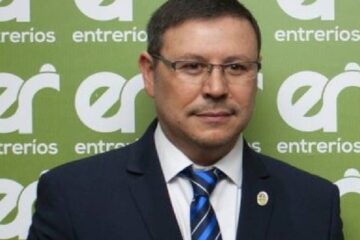 Lo echaron pero publica como que no