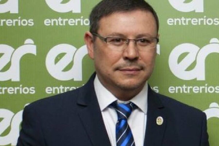 Lo echaron pero publica como que no