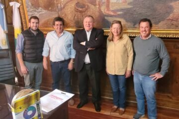 Se sigue mostrando como candidato y reparte críticas