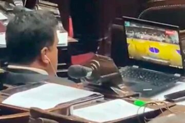 (Es entrerriano) Filmaron a un diputado del Frente de Todos viendo un partido de básquet en medio de la sesión por el Presupuesto 2023