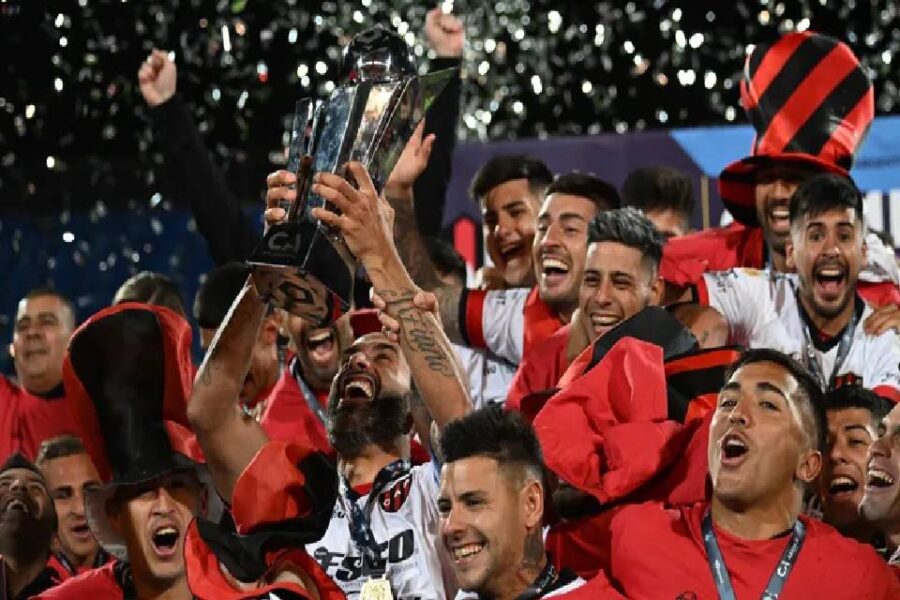 Los saludos políticos al campeón