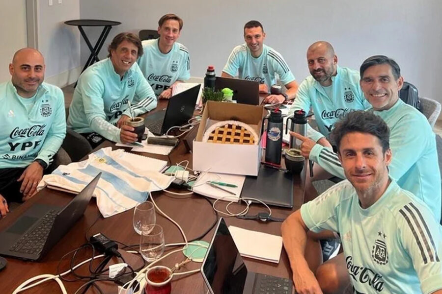 (Mención a ex futbolista entrerriano) El cerebro detrás de la Scaloneta: quién es quién en el cuerpo técnico de la selección argentina