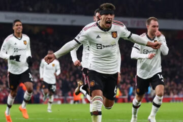 (Futbolista entrerriano) El primer gol de Lisandro Martínez en la derrota sobre la hora del Manchester United ante el Arsenal