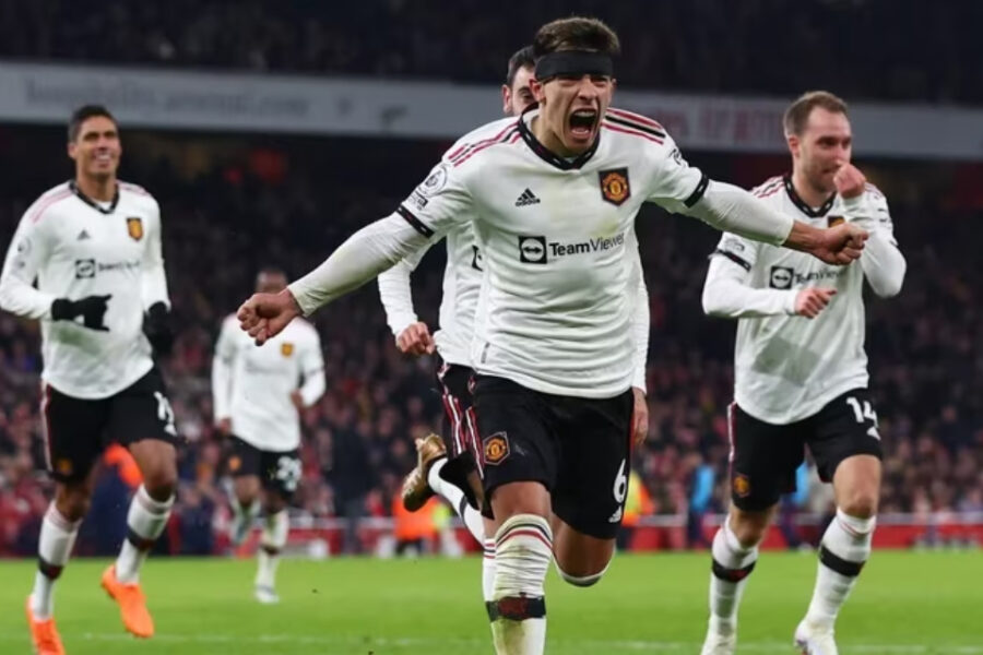 (Futbolista entrerriano) El primer gol de Lisandro Martínez en la derrota sobre la hora del Manchester United ante el Arsenal