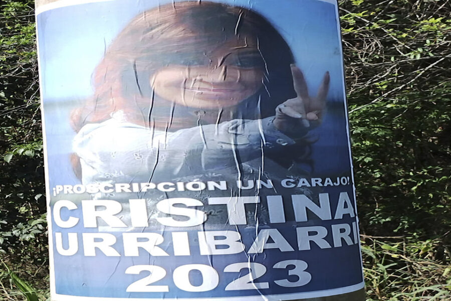 Aparecieron afiches de la vicepresidenta con la leyenda Cristina-Urribarri  en ciudades entrerrianas