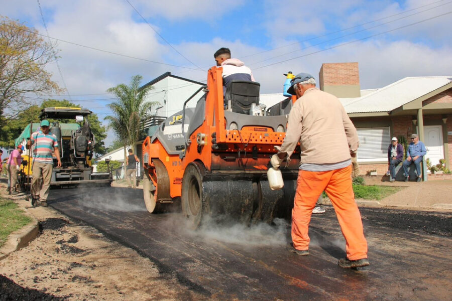 Inició la obra de asfaltado en calle Urquiza