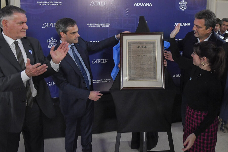 Michel con Massa y un documento histórico