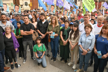 Referentes del PJ de Paraná se sumaron al respaldo a Massa y marcharon por los derechos