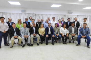 Azcué presentó a su gabinete con más guiños a Milei