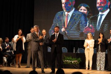 Azcué asumió alineado a Frigerio y a Milei