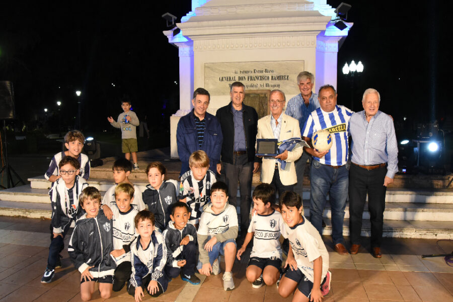 Sentido homenaje al plantel de Atlético que ascendió a primera división