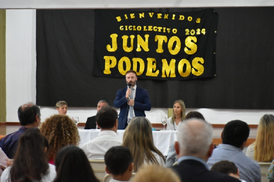 El intendente Francisco Azcué participó del acto de inicio del ciclo lectivo de la ciudad