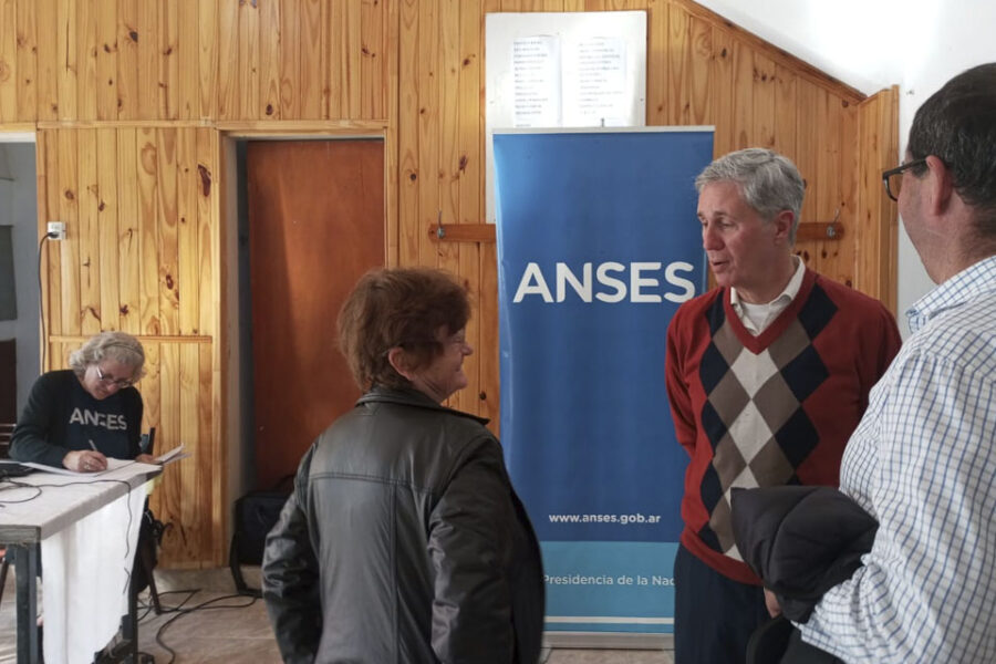 Milei prometió vetar subas a jubilados y acá Etchevehere dice que los ayuda con trámites