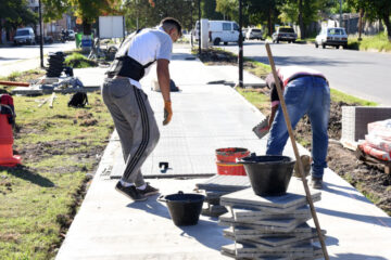 Ejecutan la obra dispuesta por la Municipalidad en plazoletas del Bv. Yrigoyen