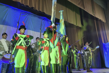 Emotiva velada por un nuevo aniversario de la Revolución de Mayo